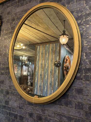Large Oval mirror in Gilt.