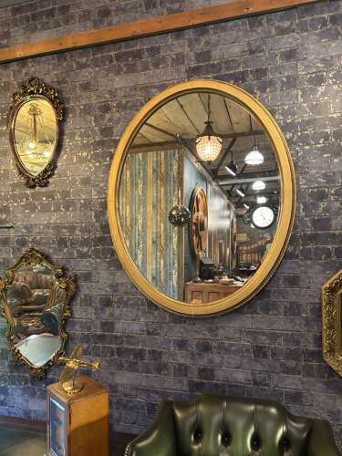 Large Oval mirror in Gilt.